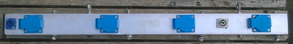 Balk voor verlichting 4x schuko, PowerCon in - uit, Muziek en Instrumenten, Standaarden, Ophalen of Verzenden, Gebruikt, Instrumentstandaard