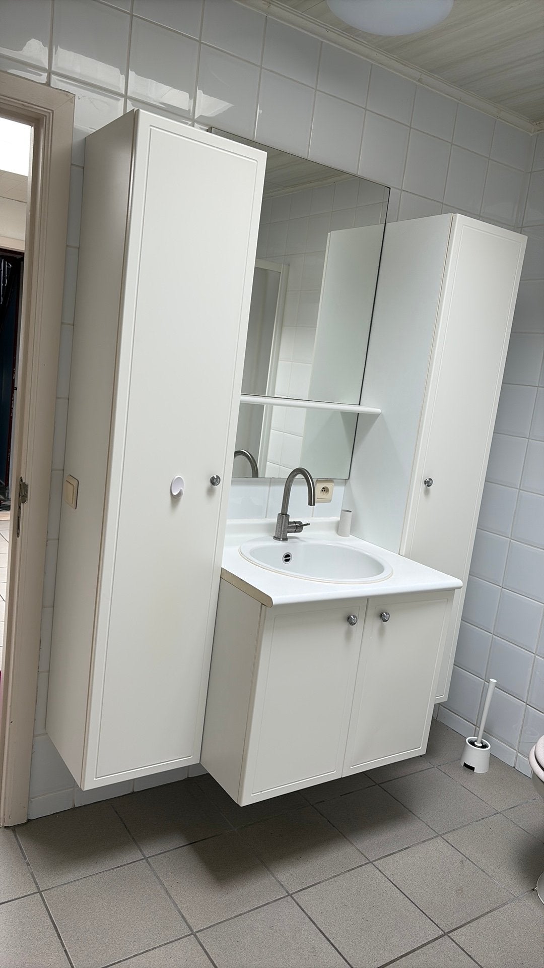 Badkamermeubel met 2 kolomkasten, lavabo spiegel en kraan, Huis en Inrichting, Ophalen, Gebruikt