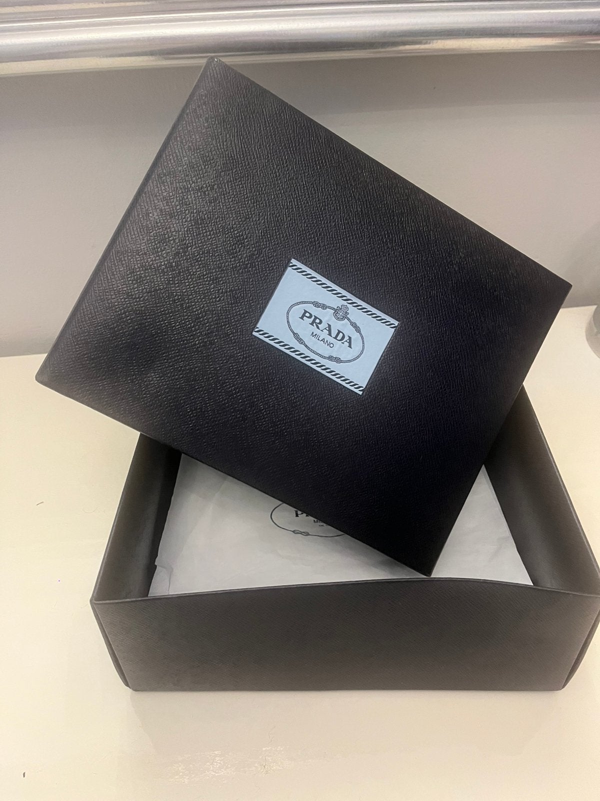 Boîte de rangement de luxe Prada (Vide), Bijoux, Sacs & Beauté, Enlèvement ou Envoi, Comme neuf, Guess