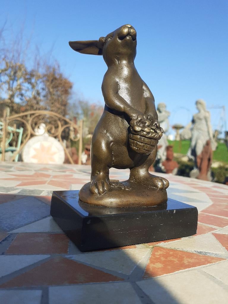 KONIJN MET EEN BRONZEN BLOEMENMAND GESIGNEERD MILO, Ophalen of Verzenden, Brons