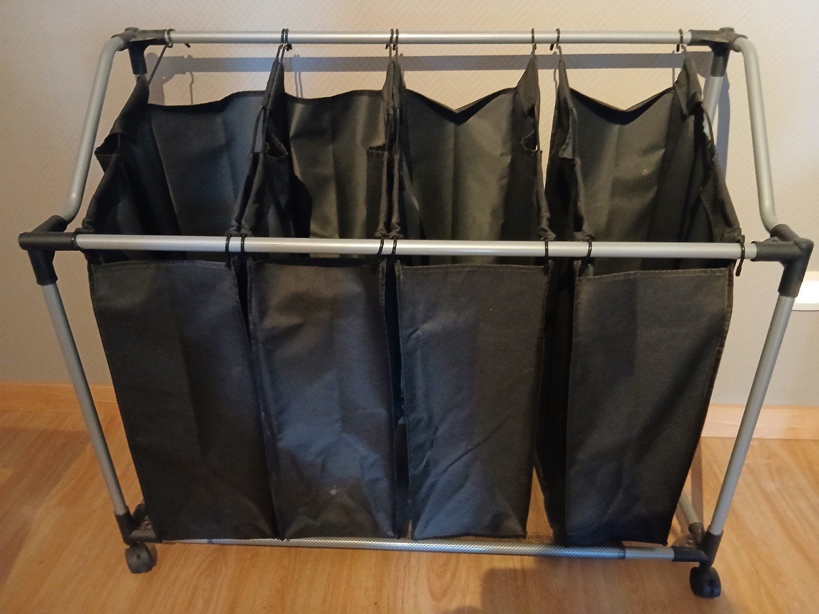 Wasmand met 4 zakken op wieltjes, Ophalen