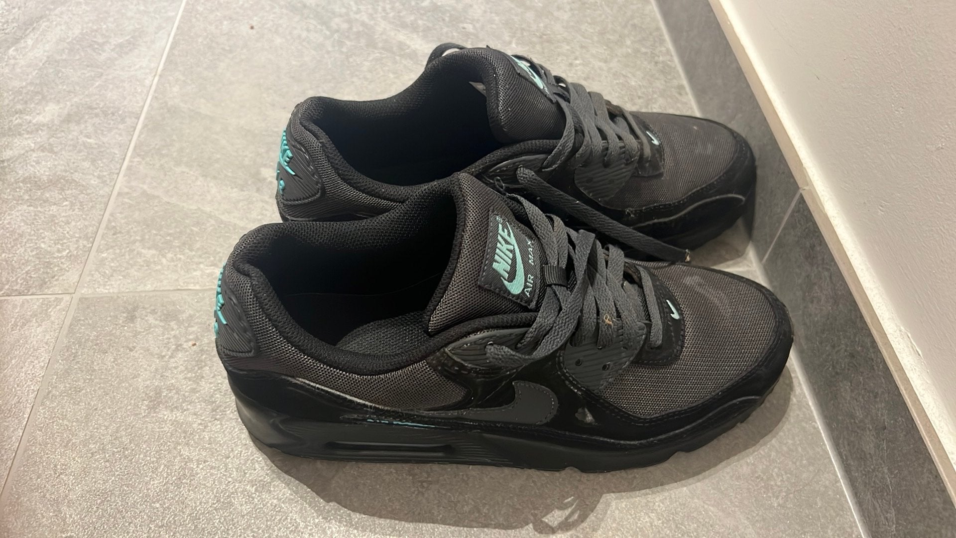 Chaussures nike noir et un peu de bleu homme pointure 44, Kleding | Heren, Schoenen, Ophalen, Zwart, Zo goed als nieuw, Veterschoenen