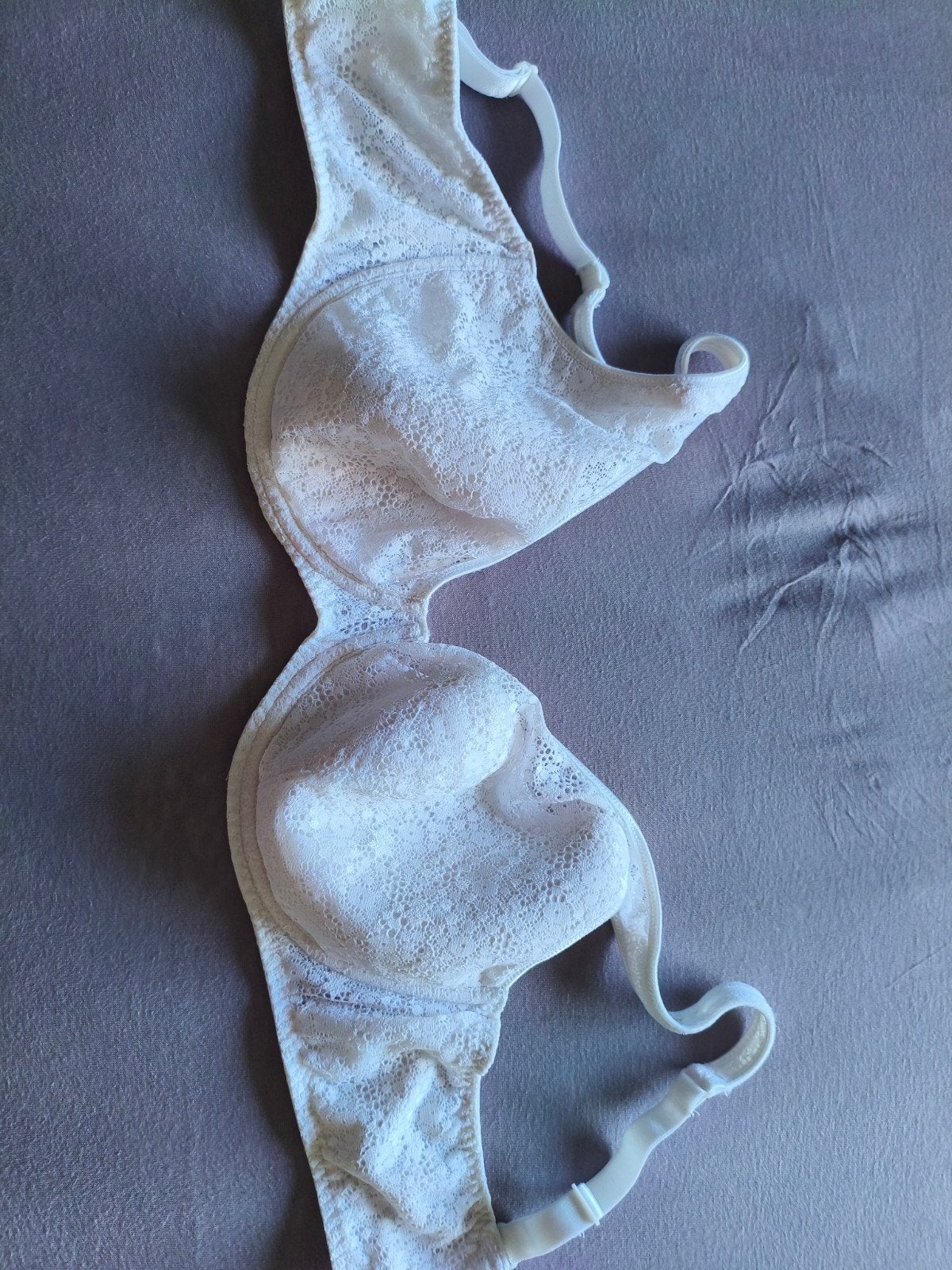 BH E80, Enlèvement, Soutien-gorge