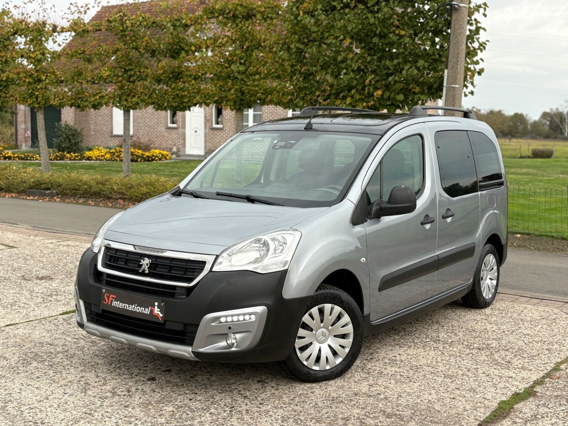 Peugeot Partner 1.2benzine Navi Camera Pano Carplay, Voorwielaandrijving, Gebruikt, Euro 6, 1199 cc