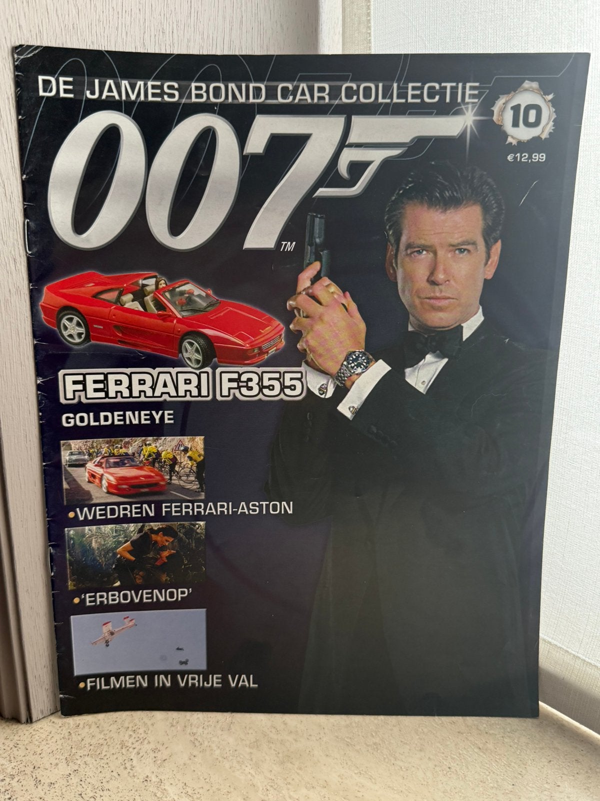 Le magazine James Bond à propos de GoldenEye et Ferrari, Enlèvement ou Envoi, Comme neuf, Voiture