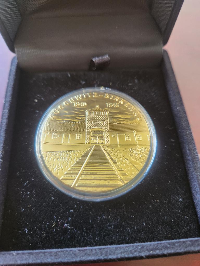 Auschwitz 1945 Tweede Wereldoorlog WW2 vergulde Goud Plak, Verzamelen, Ophalen, Landmacht, Kunstobject