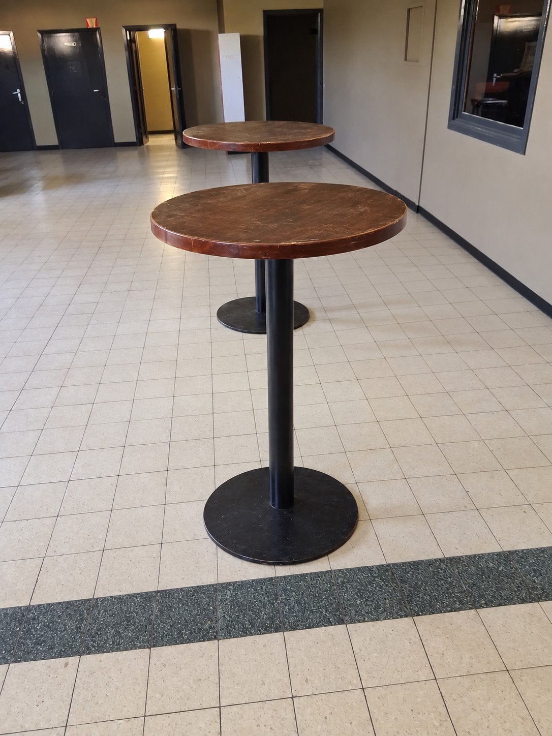2 tables hautes d'un diamètre de 60 cm, Enlèvement