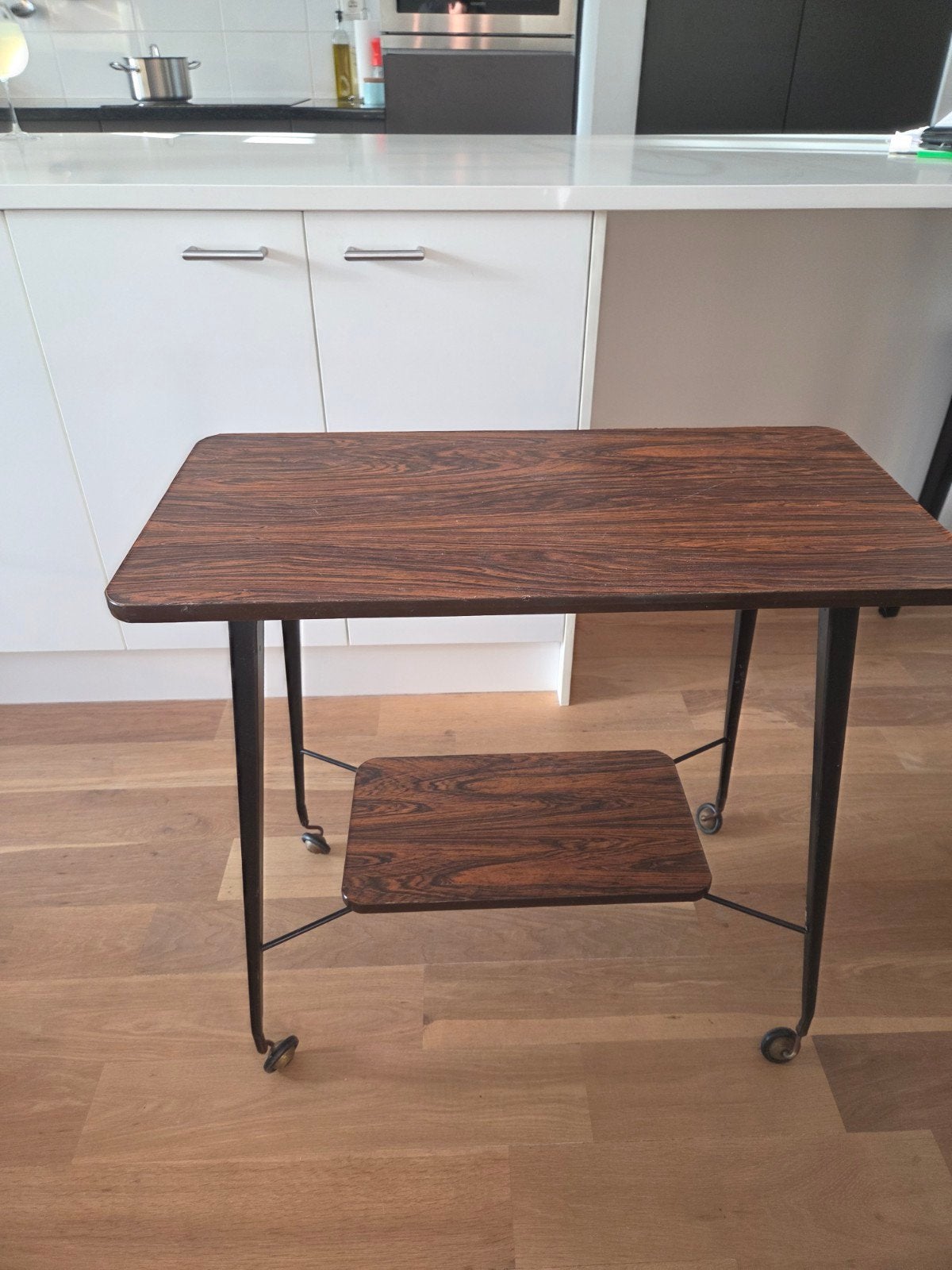 Vintage  bijzettafel op wieltjes (retro houtmotief), Ophalen, Gebruikt, 50 tot 100 cm, Overige houtsoorten