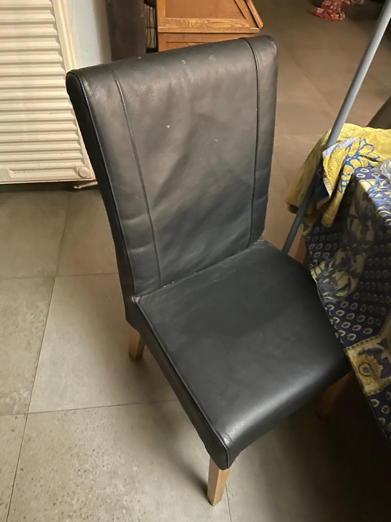 6 chaises en cuir noir pied en bois clair, Enlèvement, Comme neuf, Noir, Bois