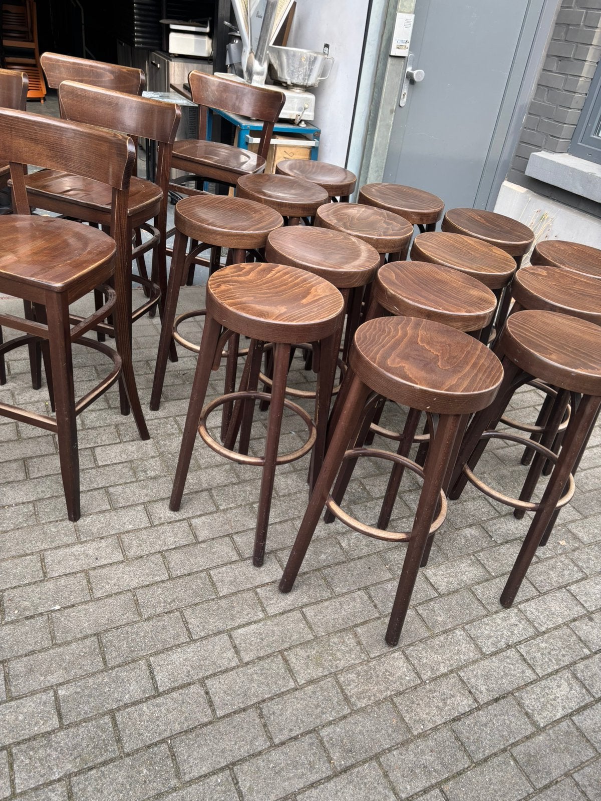 Houten barkrukken, Ophalen