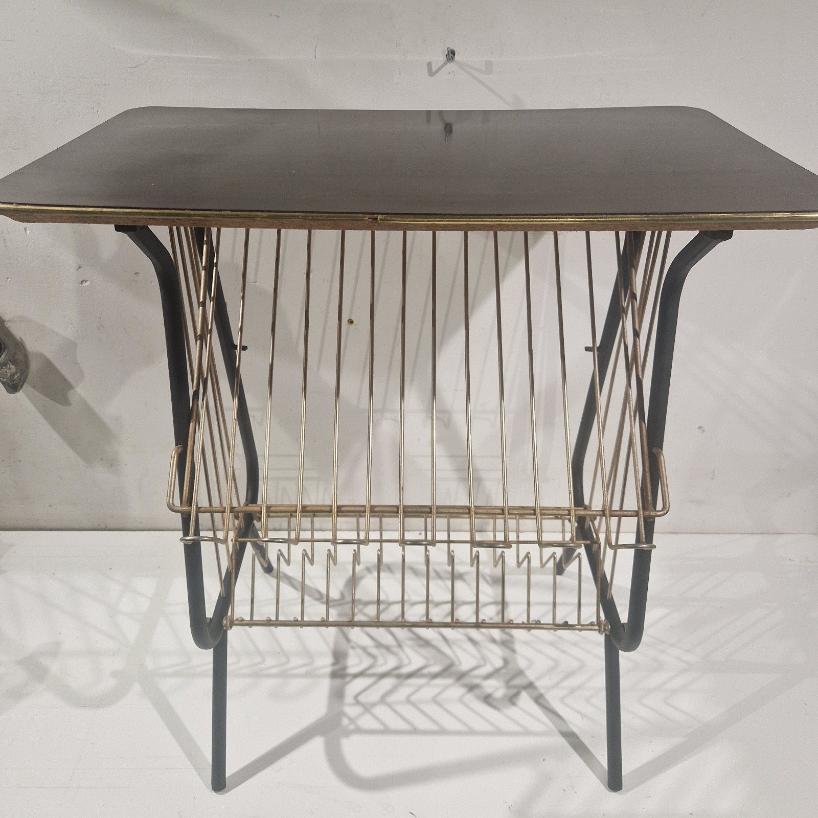 krantenhouder tafel , bijzettafel lectuurbak vintage, Huis en Inrichting, Woonaccessoires | Krantenbakken en Lectuurbakken, Lectuurbak