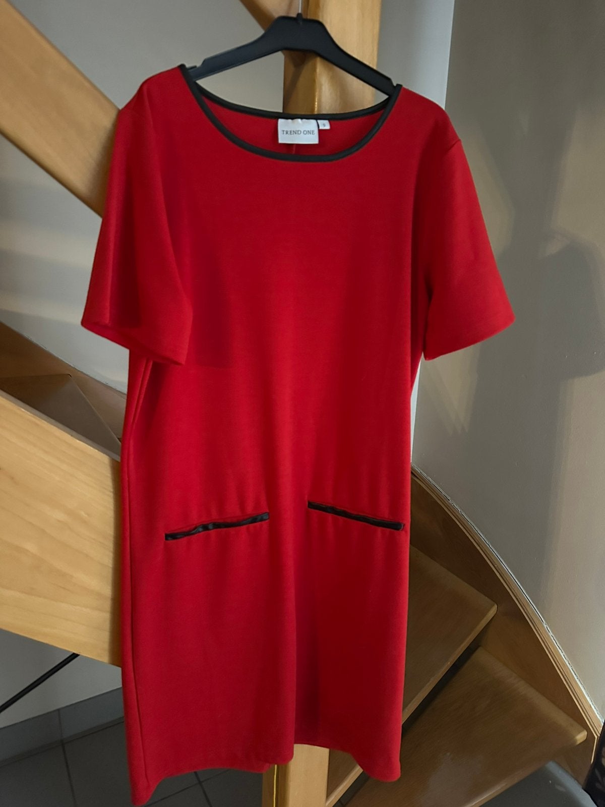 Rood kleedje met zwart biesje Trend One, Knielengte, Gedragen, Rood, Ophalen