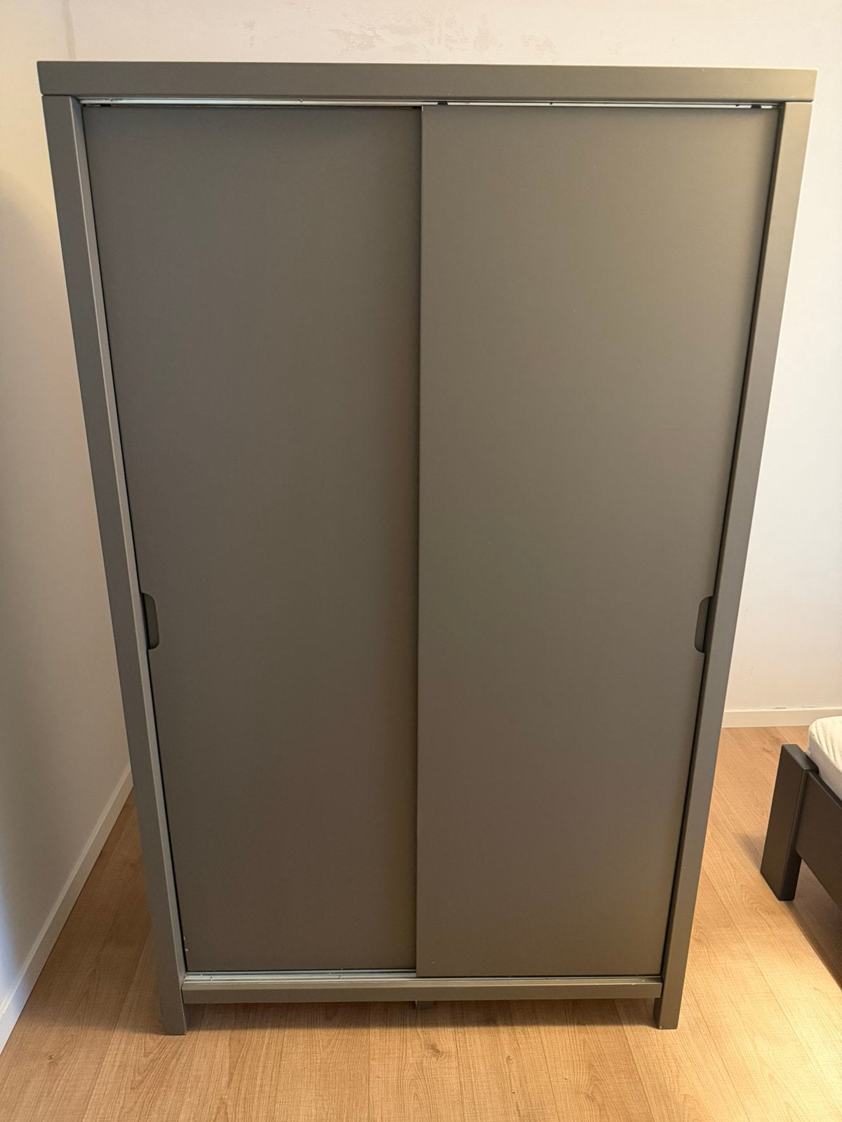 Kinderkamer: bed, kast en commode, Ophalen, Zo goed als nieuw
