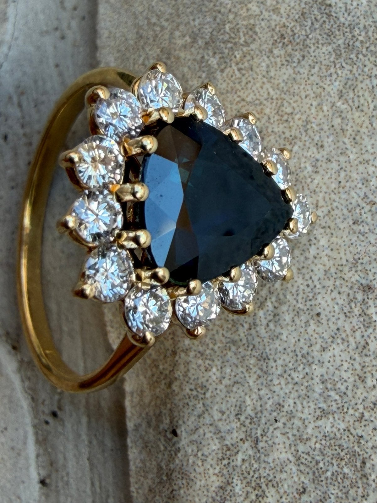 Vintage ring met natuurlijke saffier en diamant, Handtassen en Accessoires, Ringen, Ophalen, Zo goed als nieuw, Goud