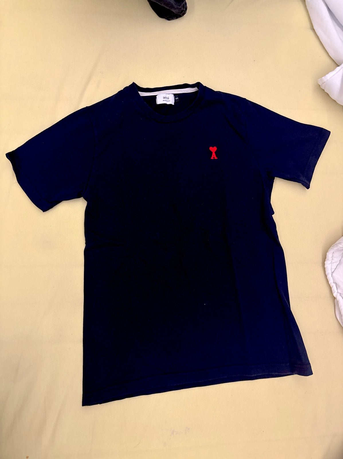 Stijlvol navy Ami t-shirt met geborduurd logo, Enlèvement, Comme neuf, Taille 46 (S) ou plus petite, Bleu