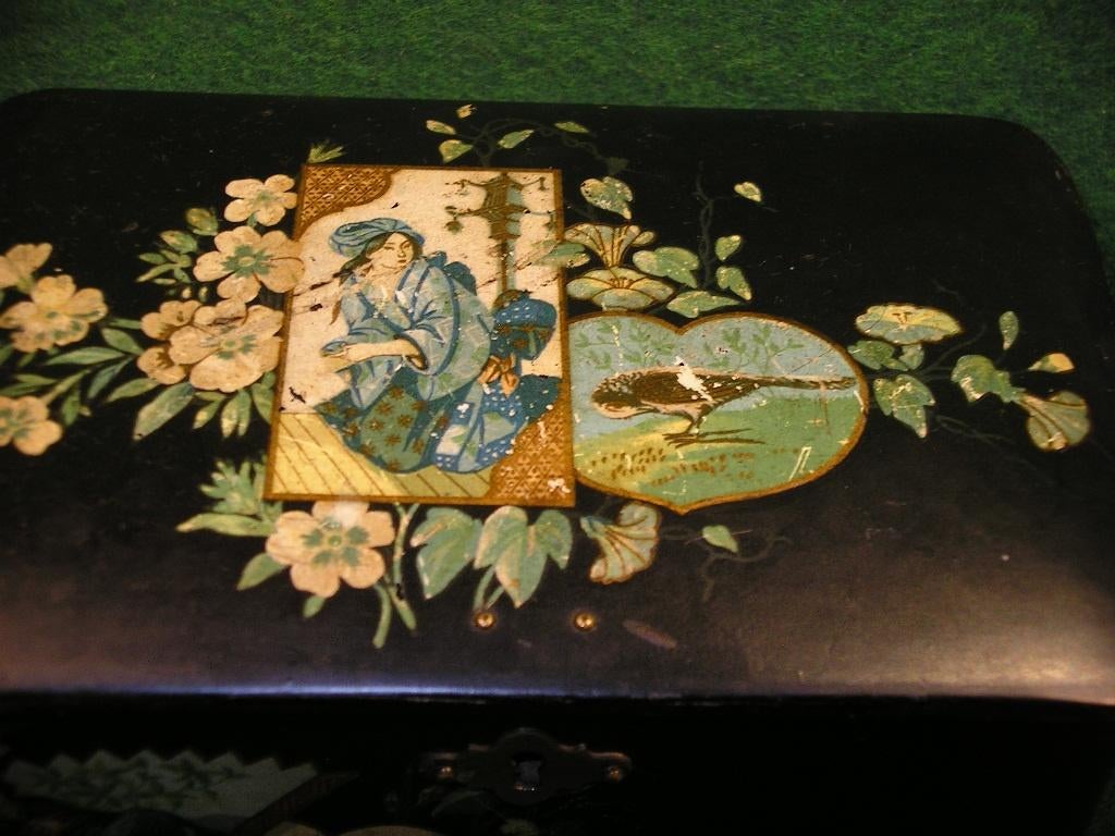 PETIT COFFRET EN PAPIER MACHE/19e/DECOR JAPONAIS, Antiquités & Art, Enlèvement ou Envoi