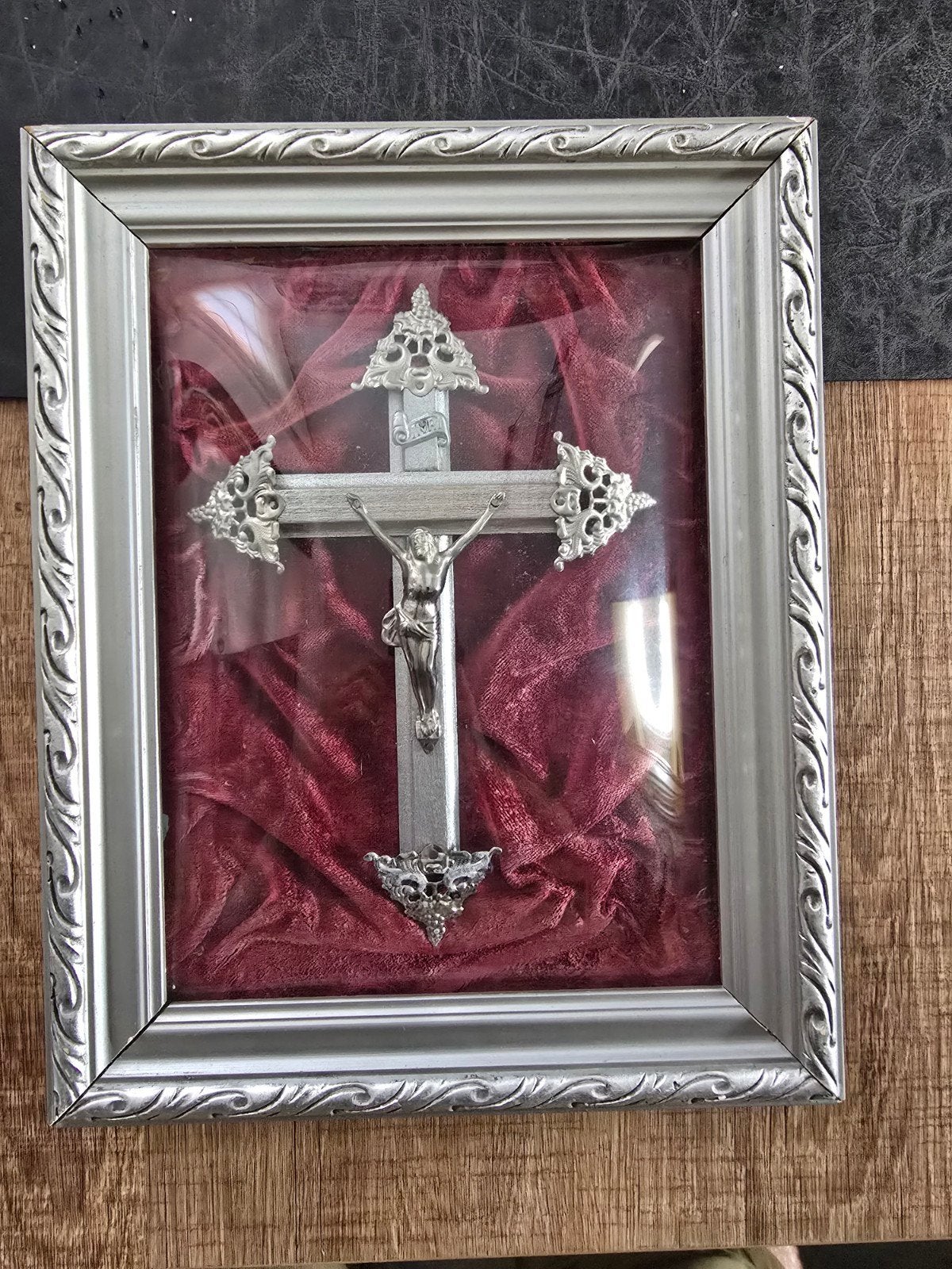 kruisbeeld achter bol glas., Ophalen