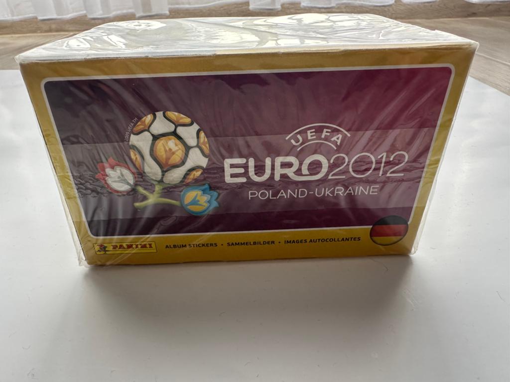 Boîte scellée panini de 500 stickers euro 2012, Verzamelen, Ophalen of Verzenden, Nieuw