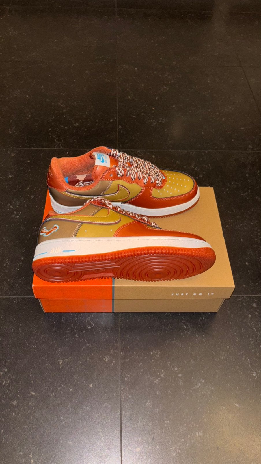 Nike Air Force 1 Low '01 NIGO x J-Hope 42.5, Vêtements | Hommes, Enlèvement ou Envoi, Neuf, Baskets