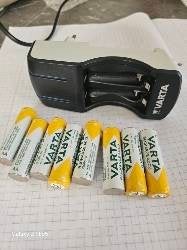 Varta batterijlader +8 oplaadbare AA-batterijen, Audio, Tv en Foto, Accu's en Batterijen, Ophalen of Verzenden