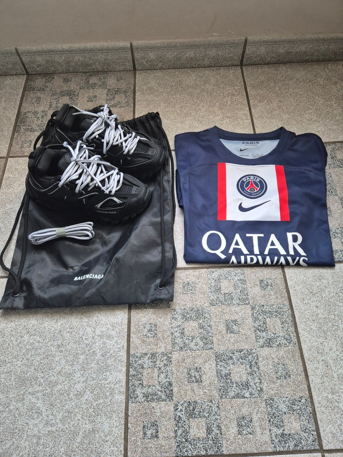 Balenciaga track + gratis voetbal shirt, Kleding | Heren, Ophalen of Verzenden, Nieuw