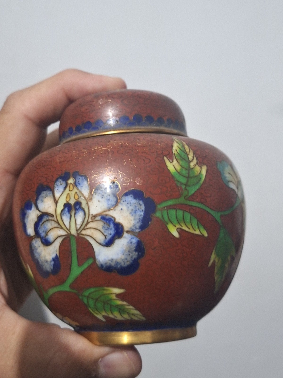 Pot à gingembre chinois vintage rouge cloisonné avec fleurs,, Antiquités & Art, Enlèvement ou Envoi
