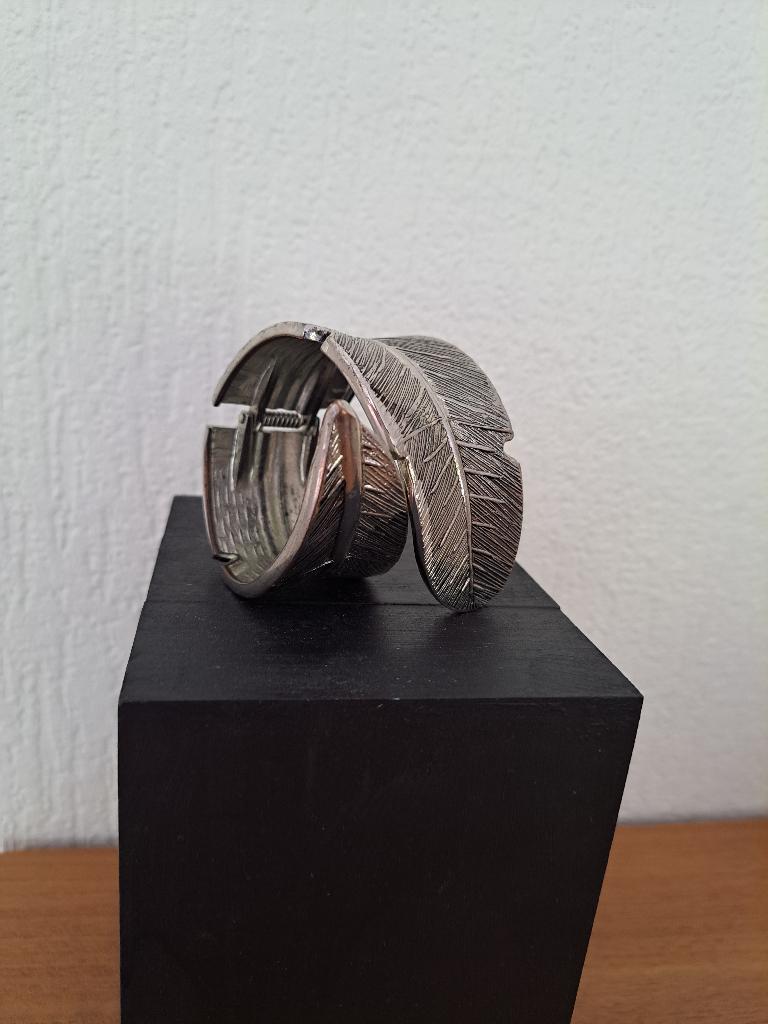 zilverkleurige manchetarmband verenmotief, Enlèvement, Utilisé, Argent, Acier