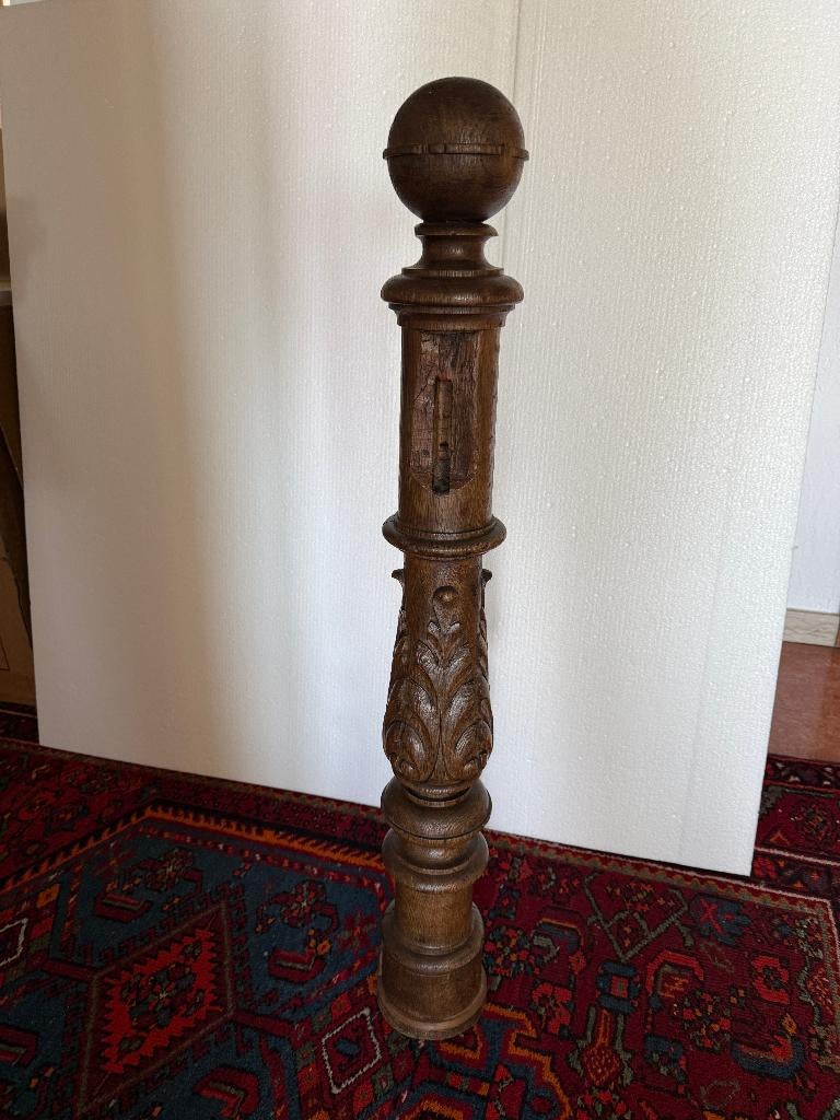 Ronde eiken gesculpteerde zuil, Enlèvement, Utilisé