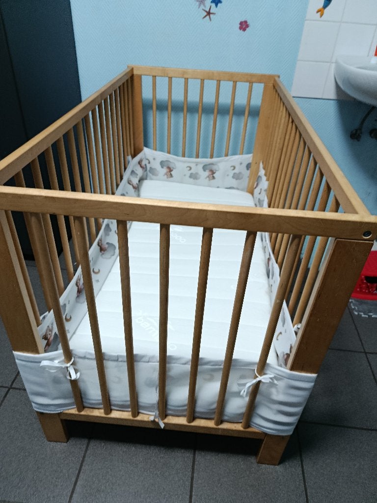 Babybed met matras en randbeschermer, Kinderen en Baby's, Ophalen, Gebruikt, Matras