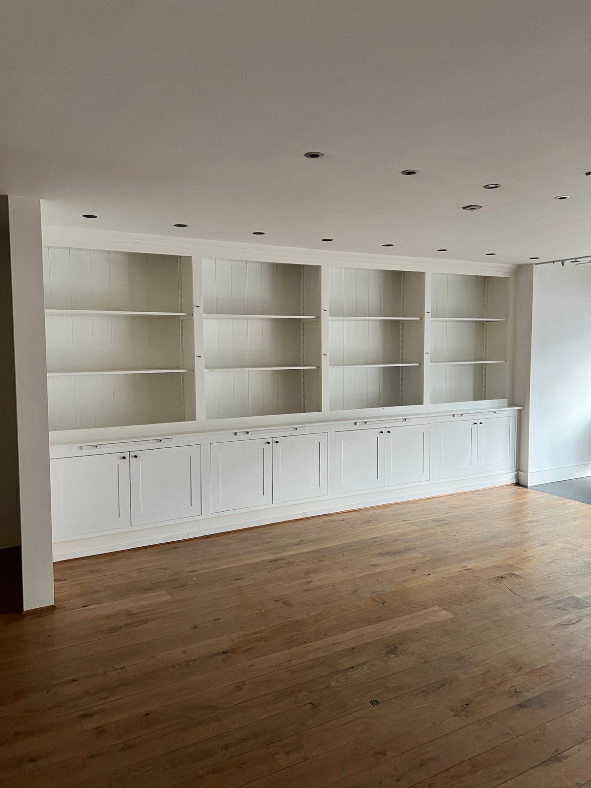 PROCUREZ-VOUS UNE BELLE ARMOIRE DE MAGASIN GRATUITEMENT