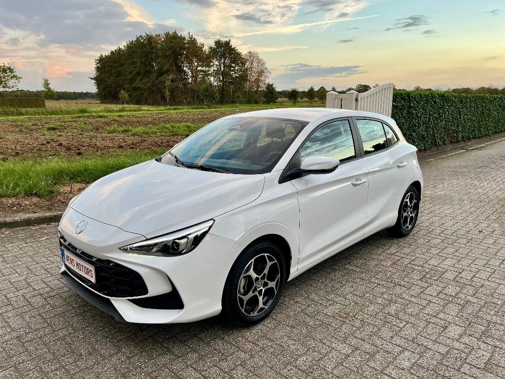 MG MG3 COMFORT 1.5i BENZINE 2025 13500KM FABRIEKSGARANTIE!!, Voorwielaandrijving, Dealer onderhouden, 4 cilinders, Wit