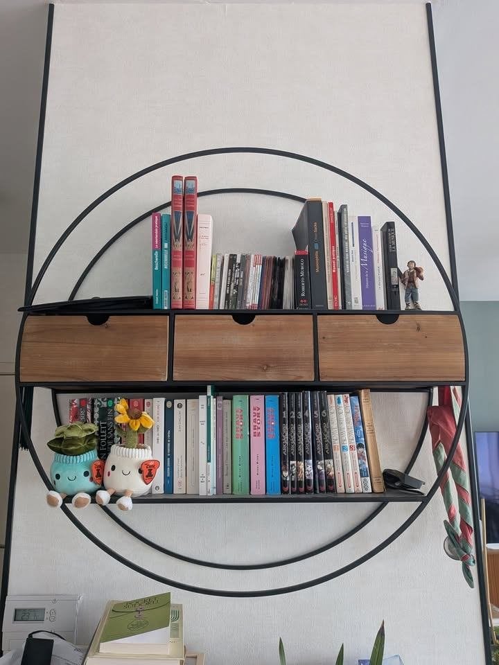 Etagère murale ronde en bois de sapin et métal noir, Enlèvement, Comme neuf