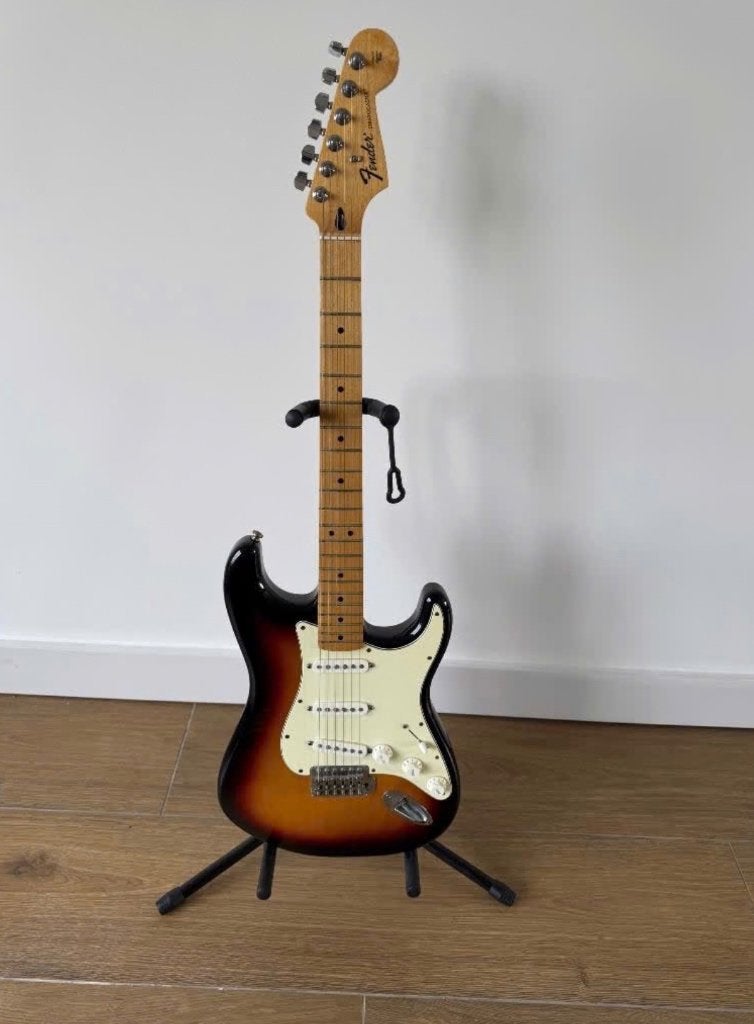 Fender Stratocaster MIM Sunburst, Muziek en Instrumenten, Snaarinstrumenten | Gitaren | Elektrisch, Zo goed als nieuw, Solid body