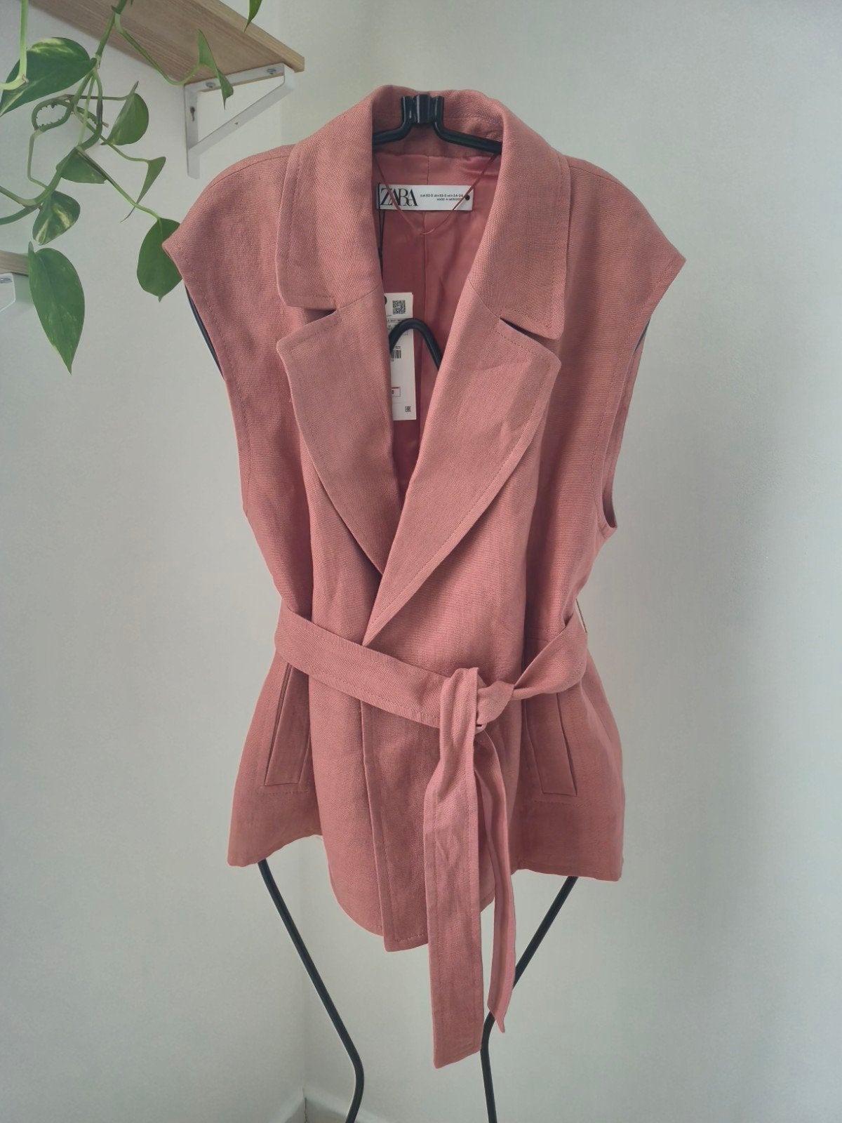 Een prachtig jasje-vest met strik in de taille, Vêtements | Femmes, Blousons sans Manches, Zara, Enlèvement ou Envoi, Neuf, Taille 36 (S)