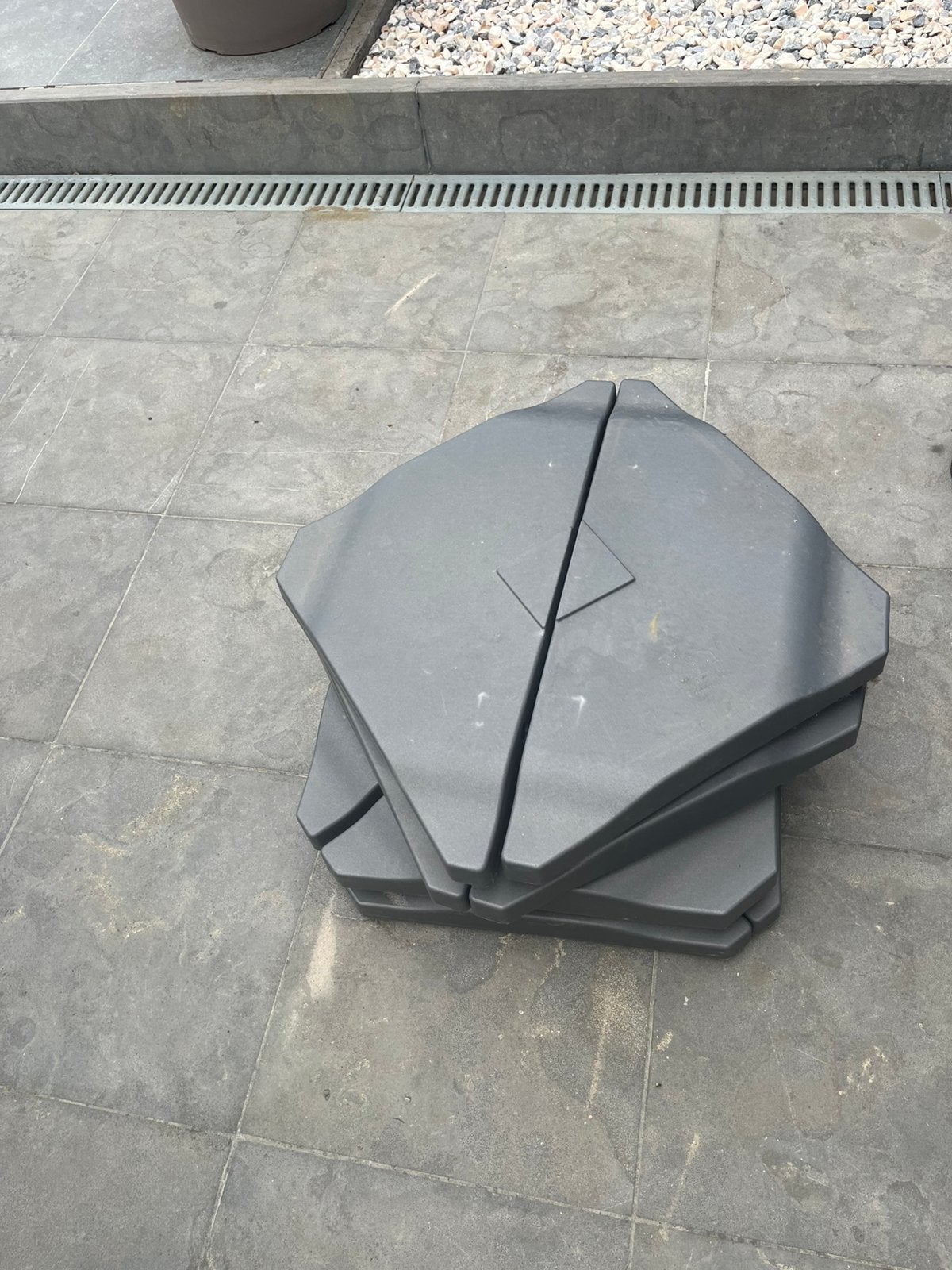 Zwerfparasol tegels opgevuld met zand, Ophalen, Zo goed als nieuw, Zweefparasol