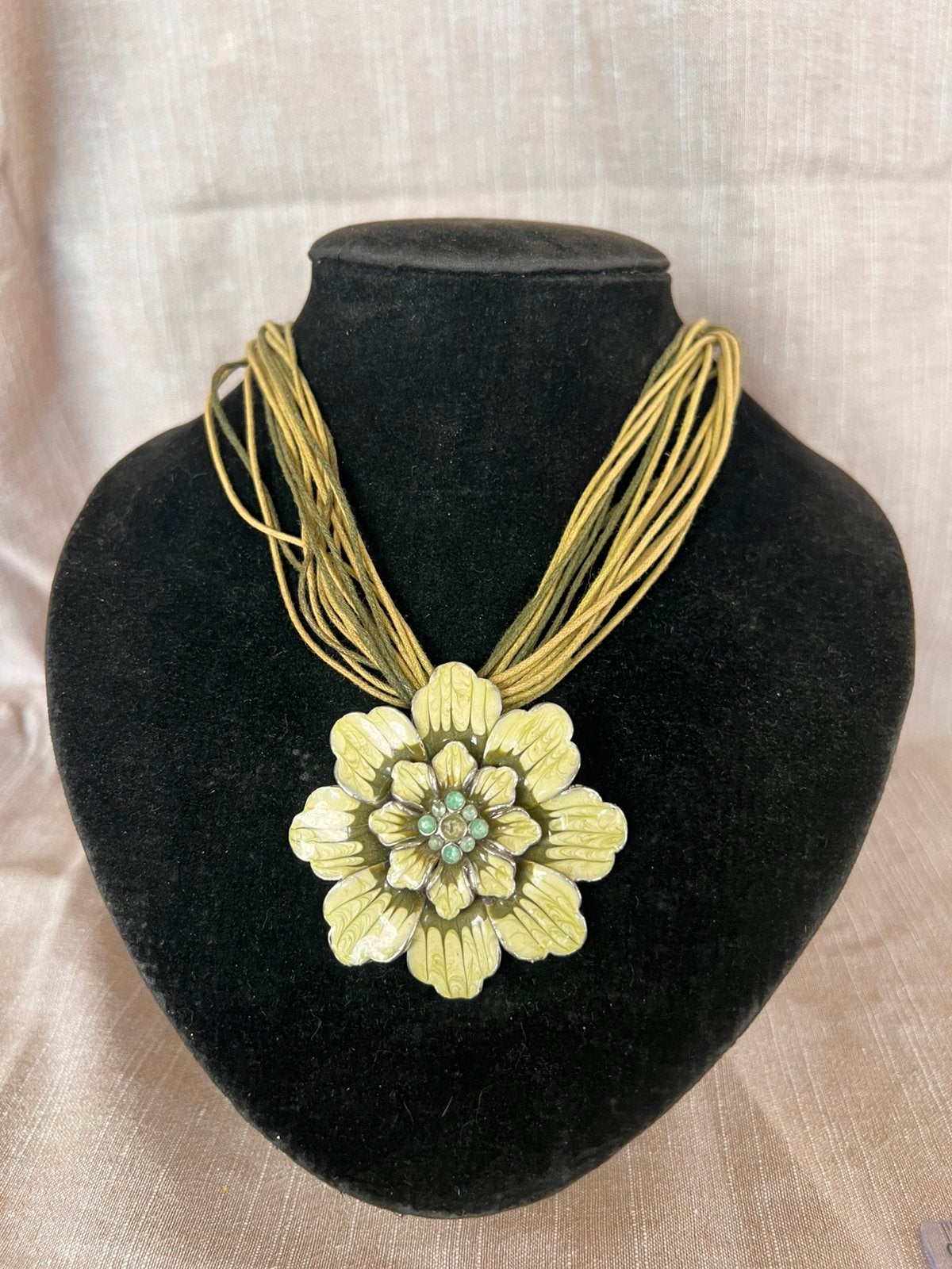 Halsketting met bloem groen, Handtassen en Accessoires, Ophalen of Verzenden, Zo goed als nieuw, Groen