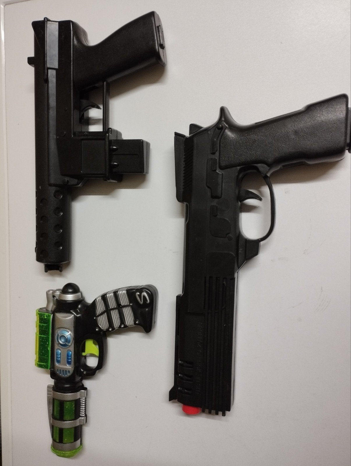 revolvers in speelgoed voor kinderen in tuin mee te spelen, Enlèvement