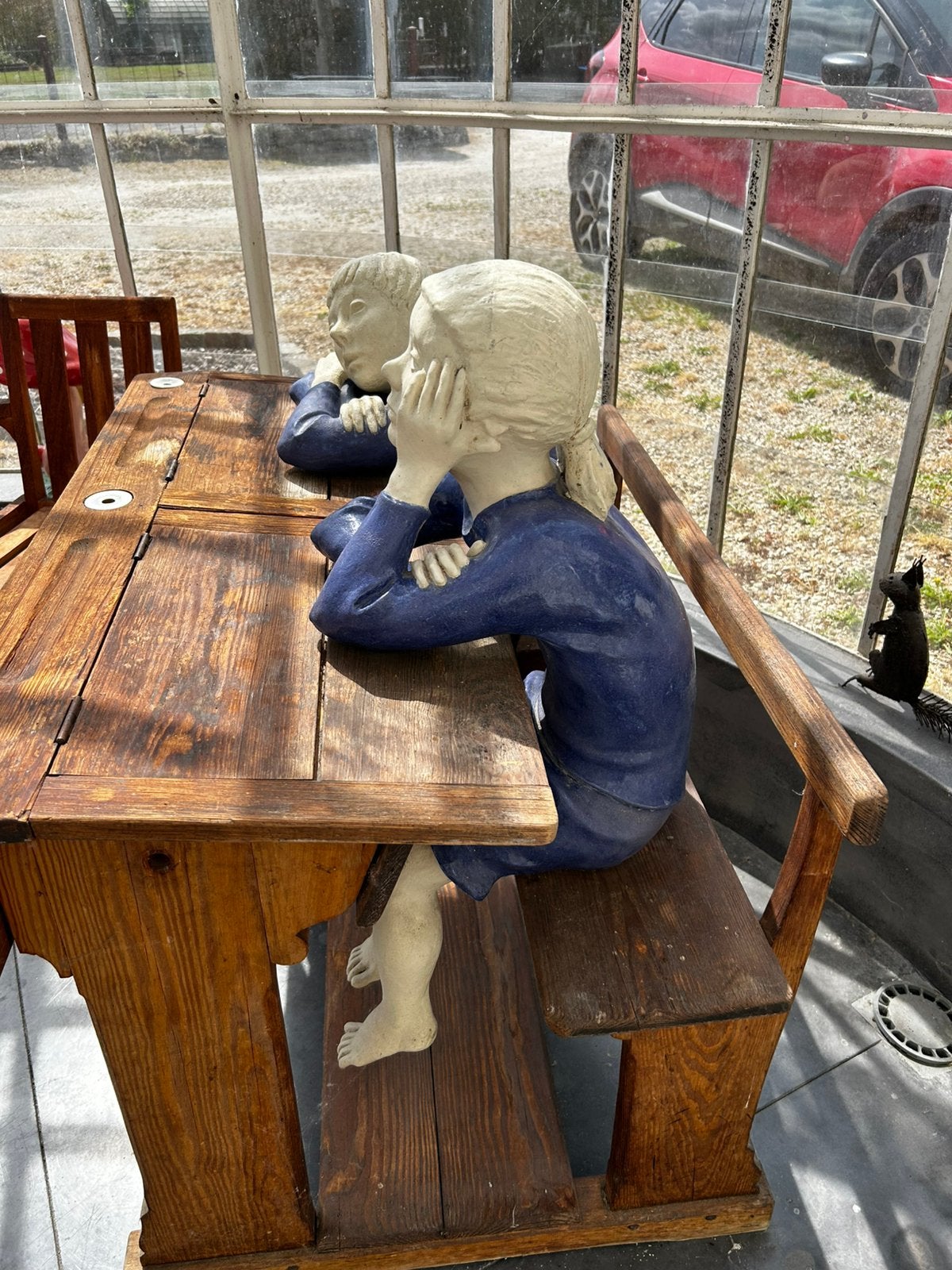 Enfant sur le banc de l’ecole, Antiquités & Art, Enlèvement