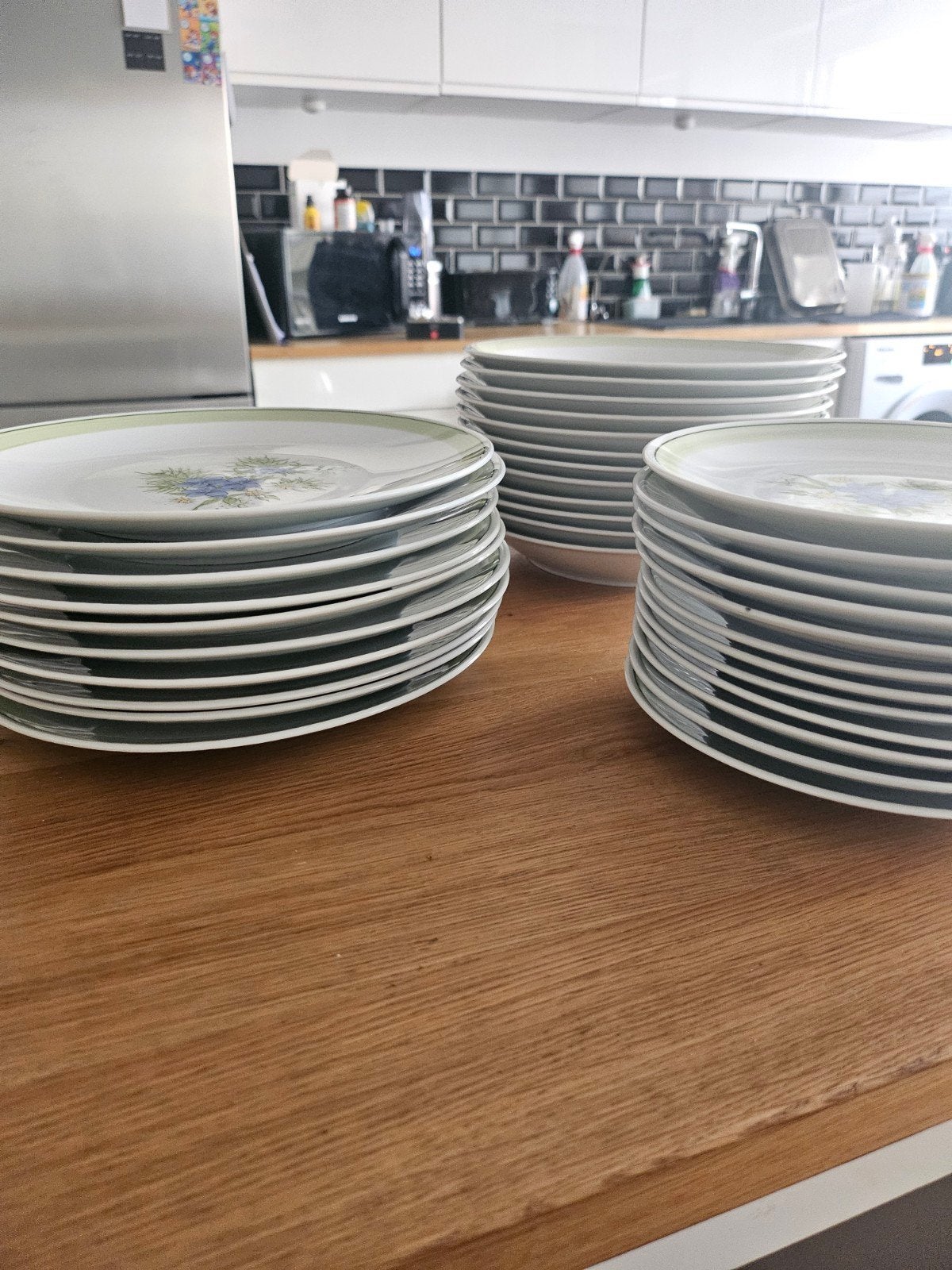 Service  vaisselle. / assiettes, Enlèvement