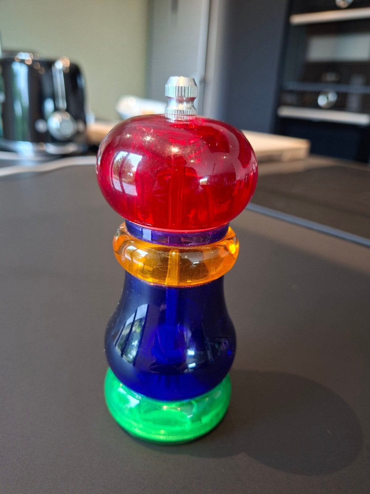 Moulin à poivre OLDE THOMPSON en lucite. Très bon état  15cm, Enlèvement ou Envoi