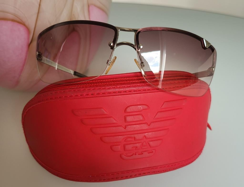 2 zonnebrillen Emporio Armani & Guess (apart ook te koop)., Handtassen en Accessoires, Zonnebrillen en Brillen | Dames, Ophalen of Verzenden