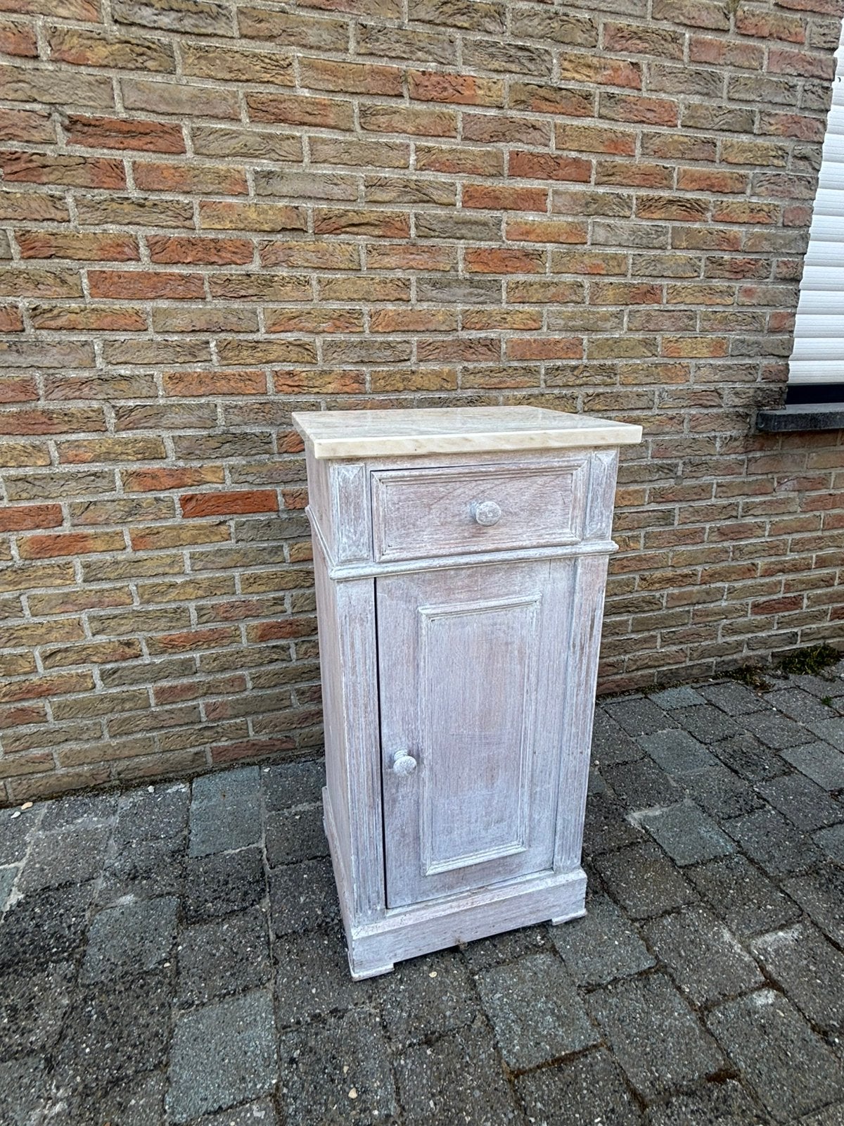 Houten kastje met marmeren blad, Enlèvement, Utilisé