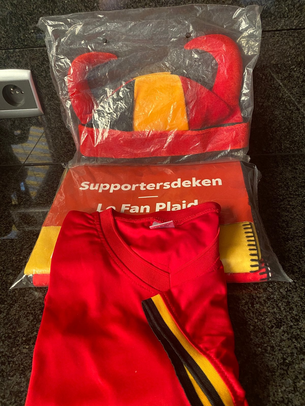 Muts, t shirt, deken voor supporteren voetbal, Sport en Fitness, Voetbal, Ophalen of Verzenden, Zo goed als nieuw