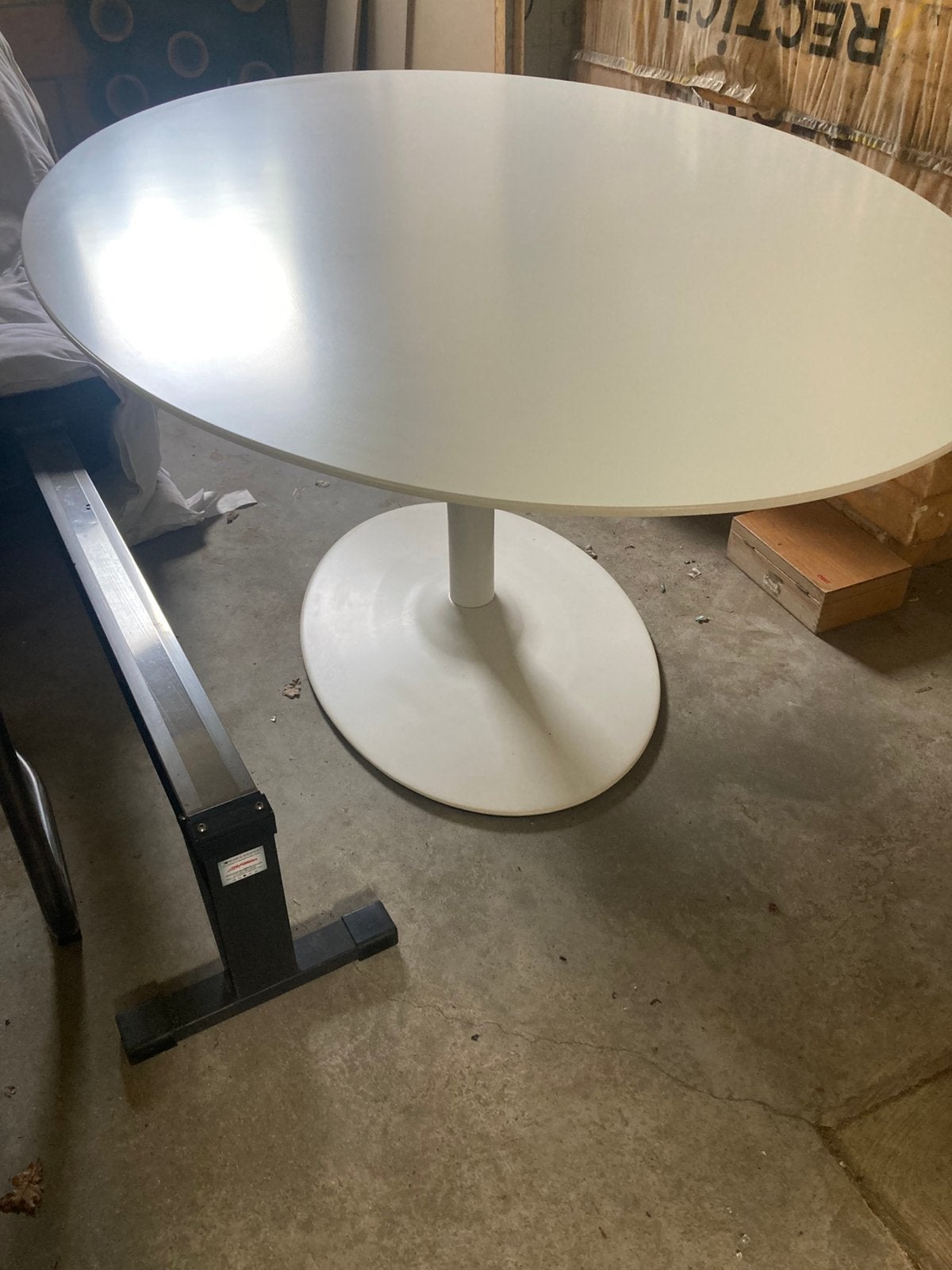 Mooie tulip tafel , wit, Ophalen, Zo goed als nieuw