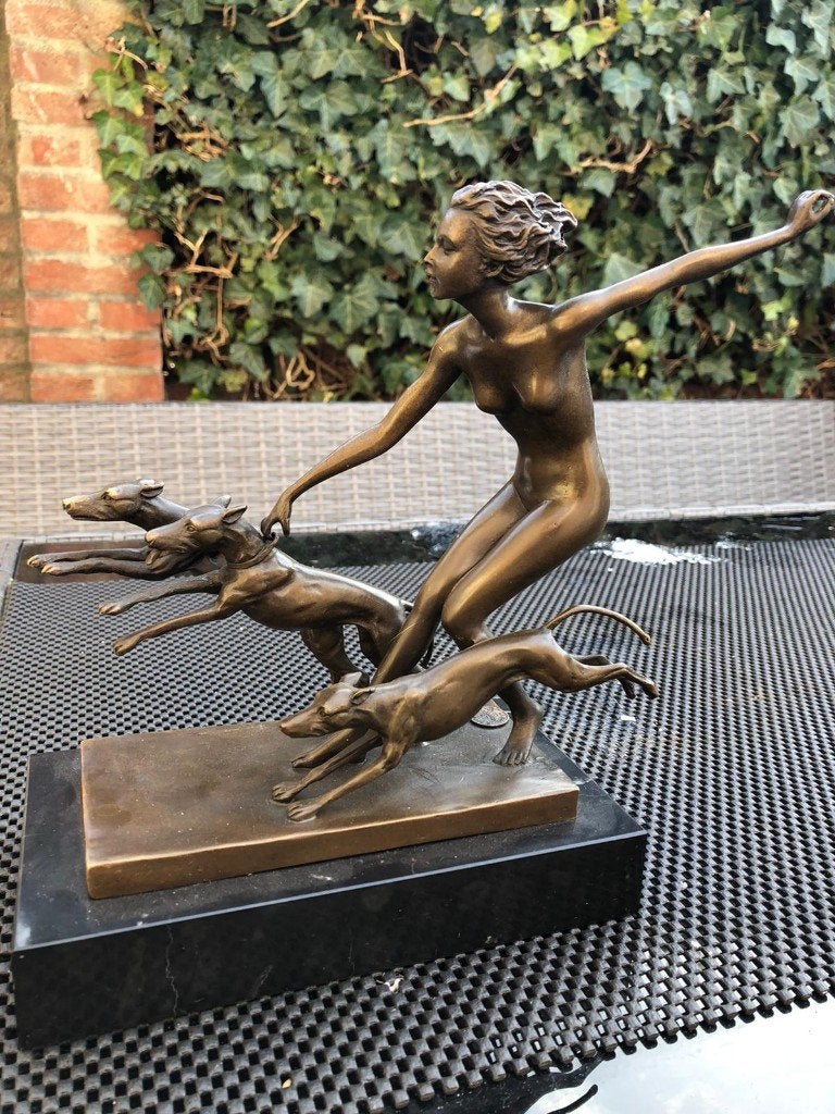 bronzen sculptuur godin vrouw v jacht 3 windhonden, Enlèvement ou Envoi, Brons, Noir, Femme