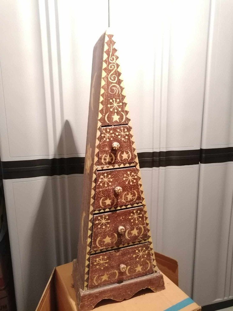 Pyramide kast, Ophalen