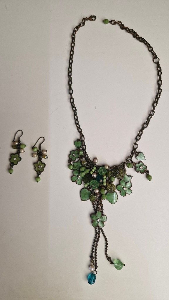Collier vert avec boucles d'oreille, Bijoux, Sacs & Beauté, Colliers, Comme neuf, Vert, Enlèvement, Autres matériaux