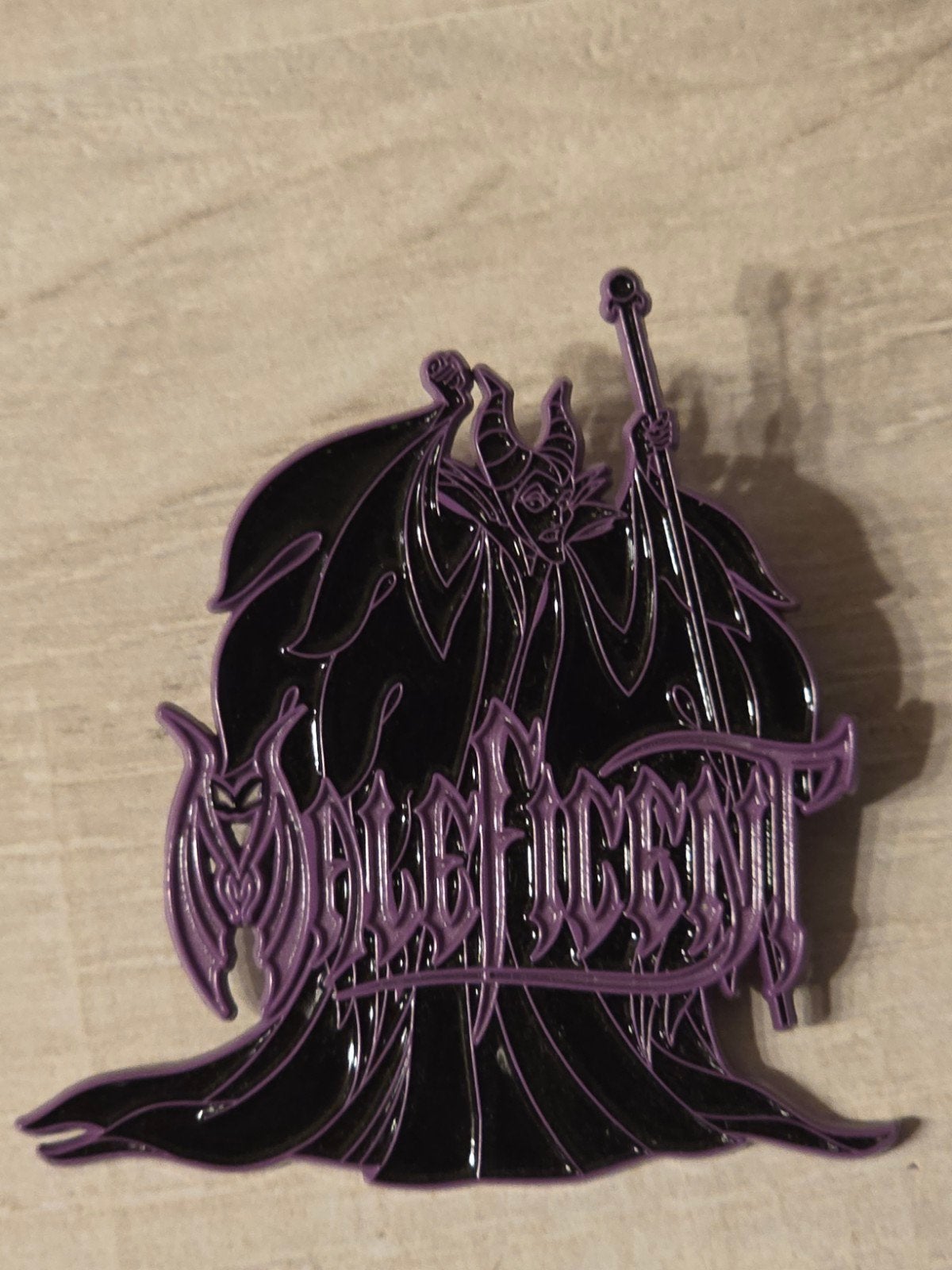 Épingle mauve maléfique Disneyland Paris, Collections, Disney, Enlèvement ou Envoi, Blanche-Neige ou Belle au Bois Dormant, Comme neuf
