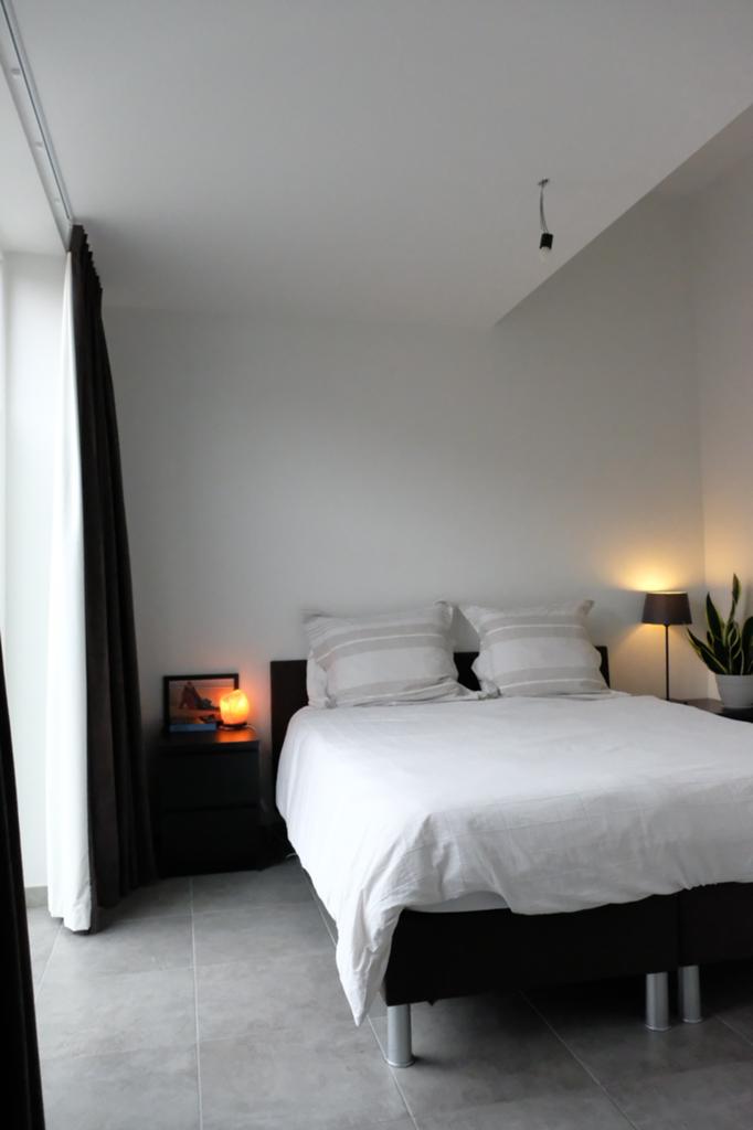 Grijs bed met zwarte nachtkastjes, Ophalen, Gebruikt, Grijs