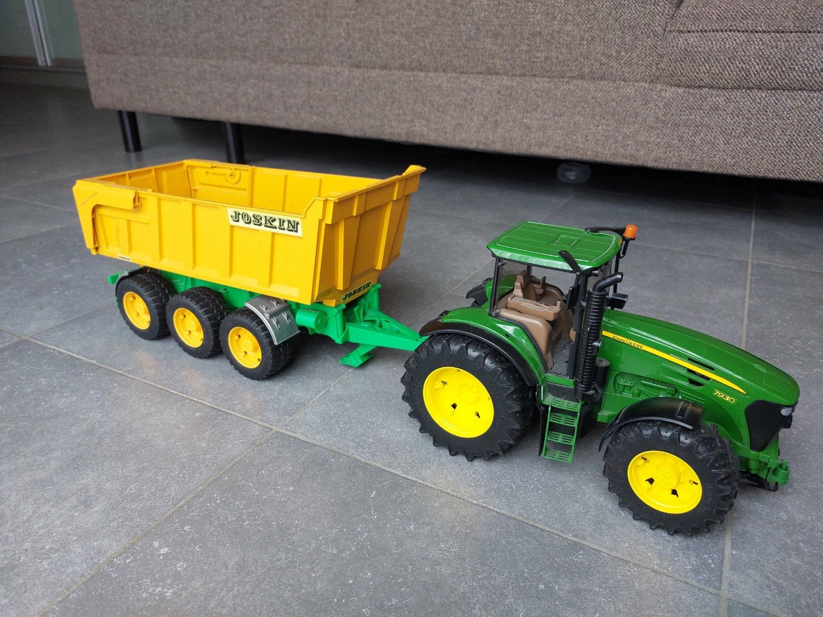 Bruder John Deere 7930 tractor met Joskin kiepwagen, Ophalen